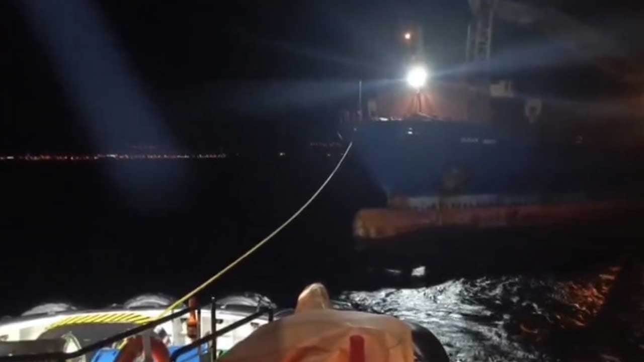 Çanakkale Boğazı’nda arızalanan yük gemisine römorkör müdahalesi