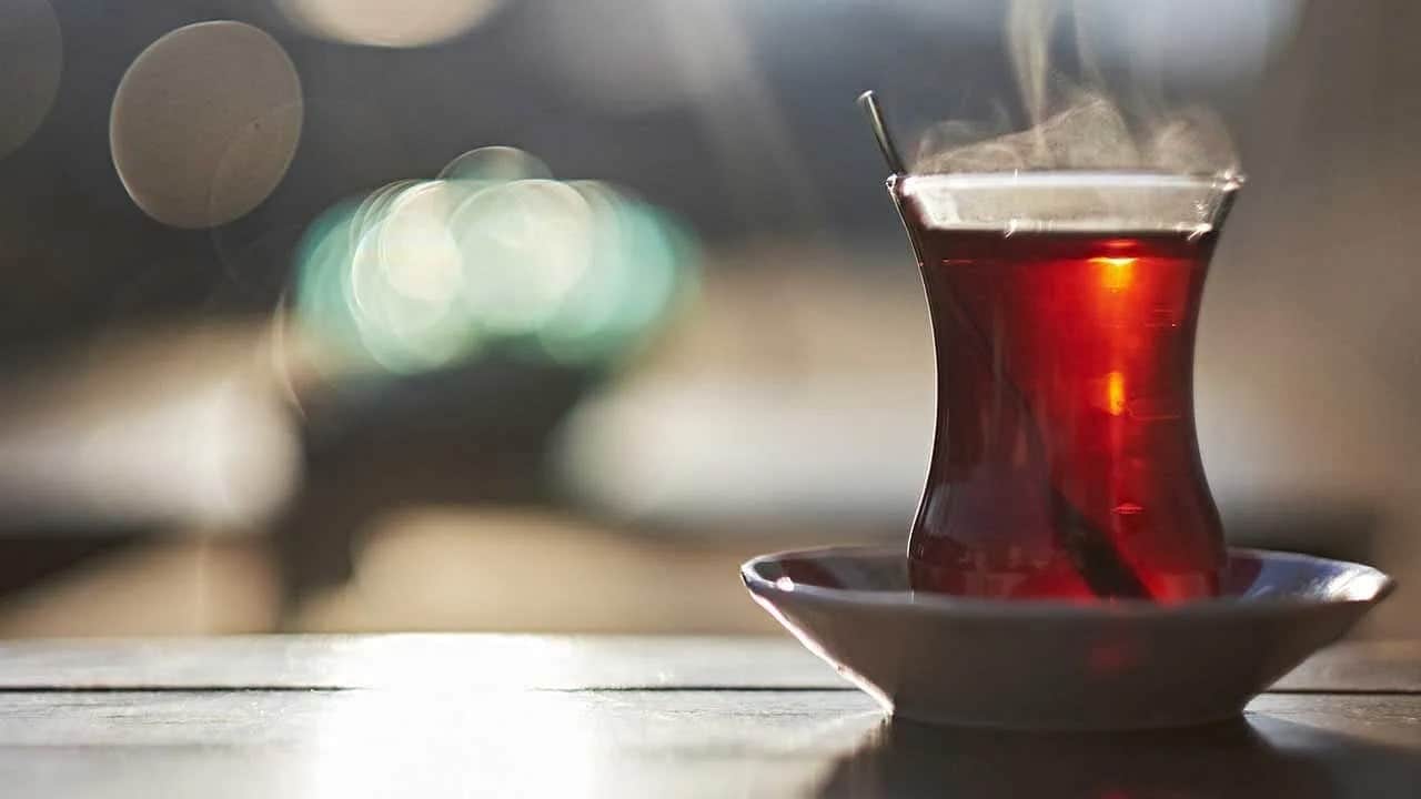 Çay lekesi nasıl çıkar? (Giysiden, halıdan, koltuktan, duvardan): Eski eşyaları yeni yapan püf noktalar...