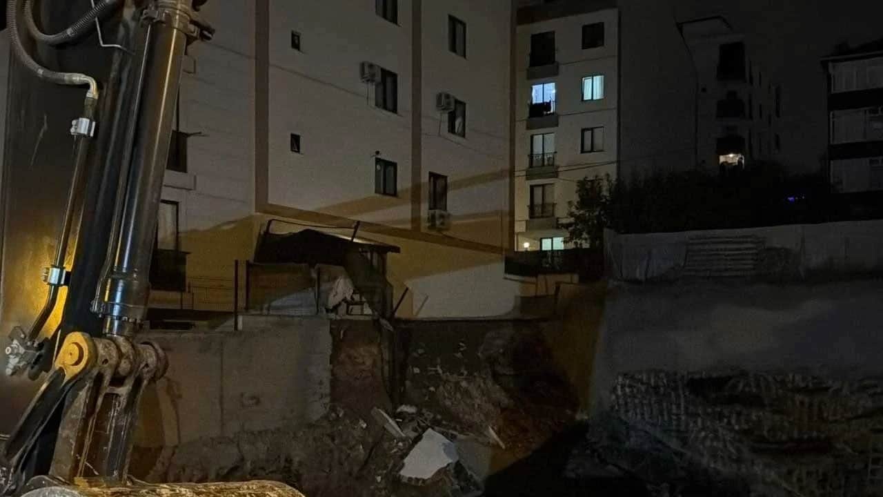 Çekmeköy’de istinat duvarı çöktü: 32 kişi tahliye edildi