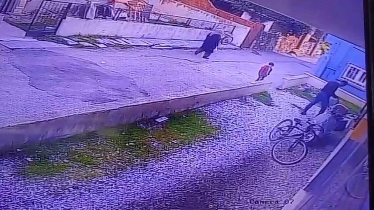Çocukların gözü önünde köpeği…
