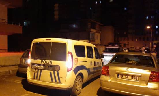 Çorum'da apartmana pompalı tüfekli saldırı! Polis saldırganların peşinde