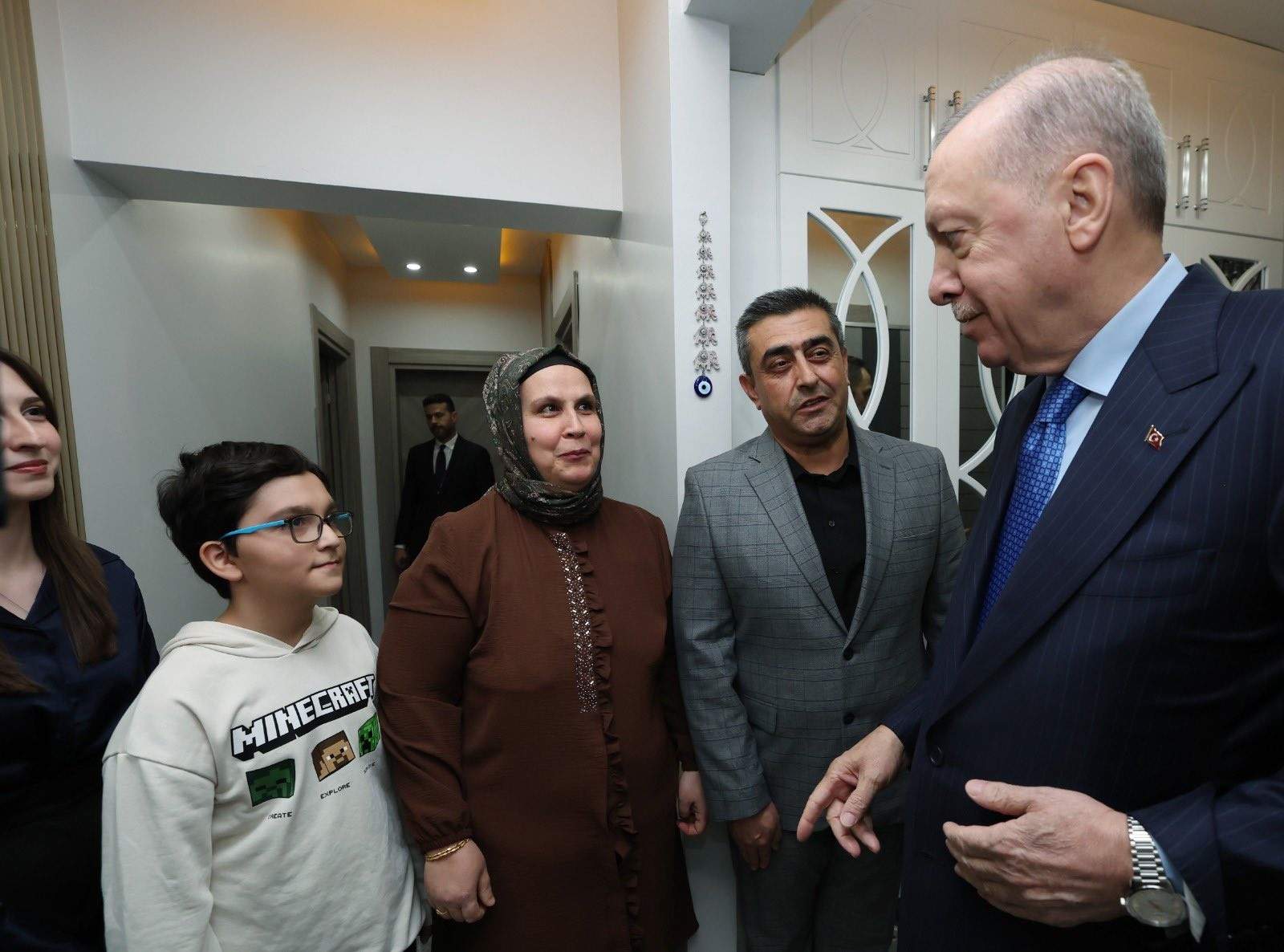 Cumhurbaşkanı Erdoğan ve Bahçeli'den depremzede aileye ev ziyareti