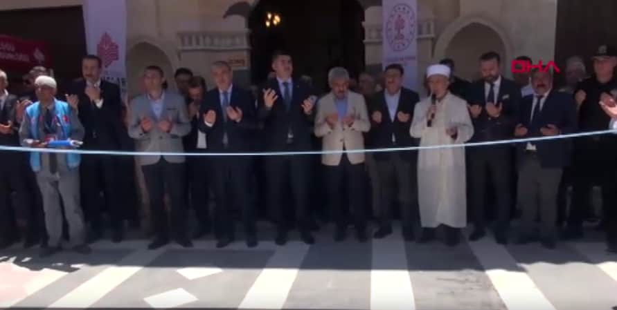 Depremin yaraları sarılıyor! Kilis’te hasar gören tarihi camiler yeniden ibadete açıldı!