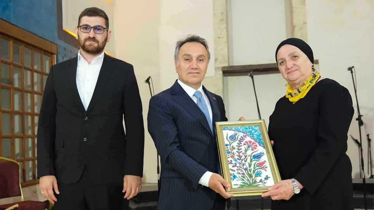 Diploma töreninde tarihi anlar! Azimleri ve kararlılıklarıyla ezberleri bozup gençlere taş çıkardılar!