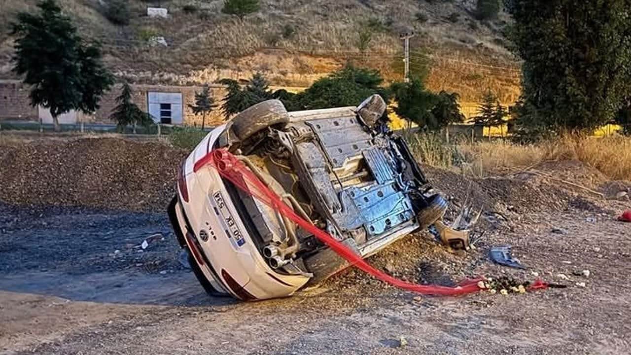 Düğünden çıkıp eve giden gelin aracının lastiği patladı: Damat ile gelin hastanelik oldu