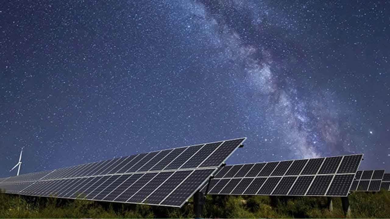 Dünyaya teknoloji dersi! Güneş panelleri artık hem elektrik hem reklam üretecek