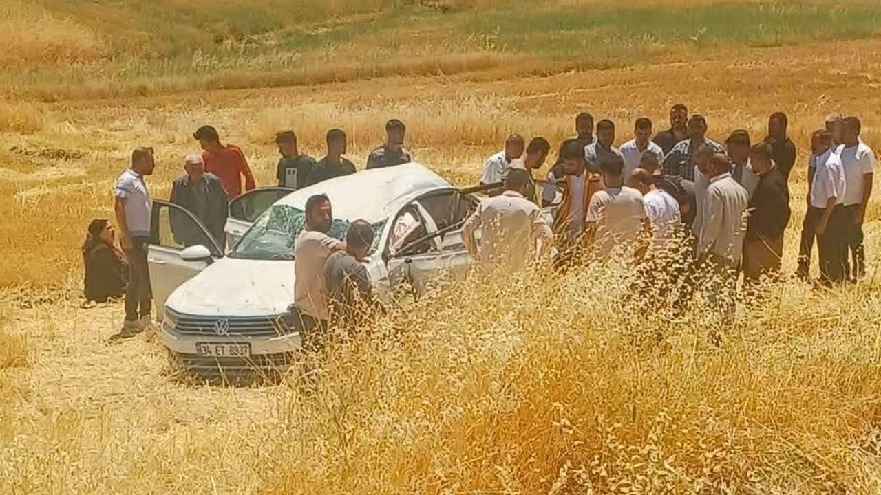  Düz yolda gidiyordu! Birden taklalar atarak tarlaya yuvarlandı: 5 kişi yaralandı