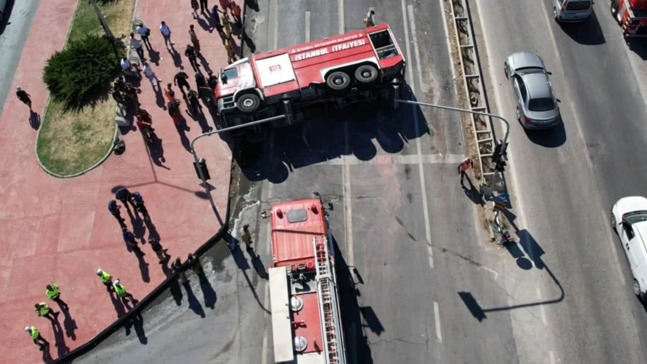 E-5'te korkunç kaza: Yangına giden itfaiye aracı devrildi