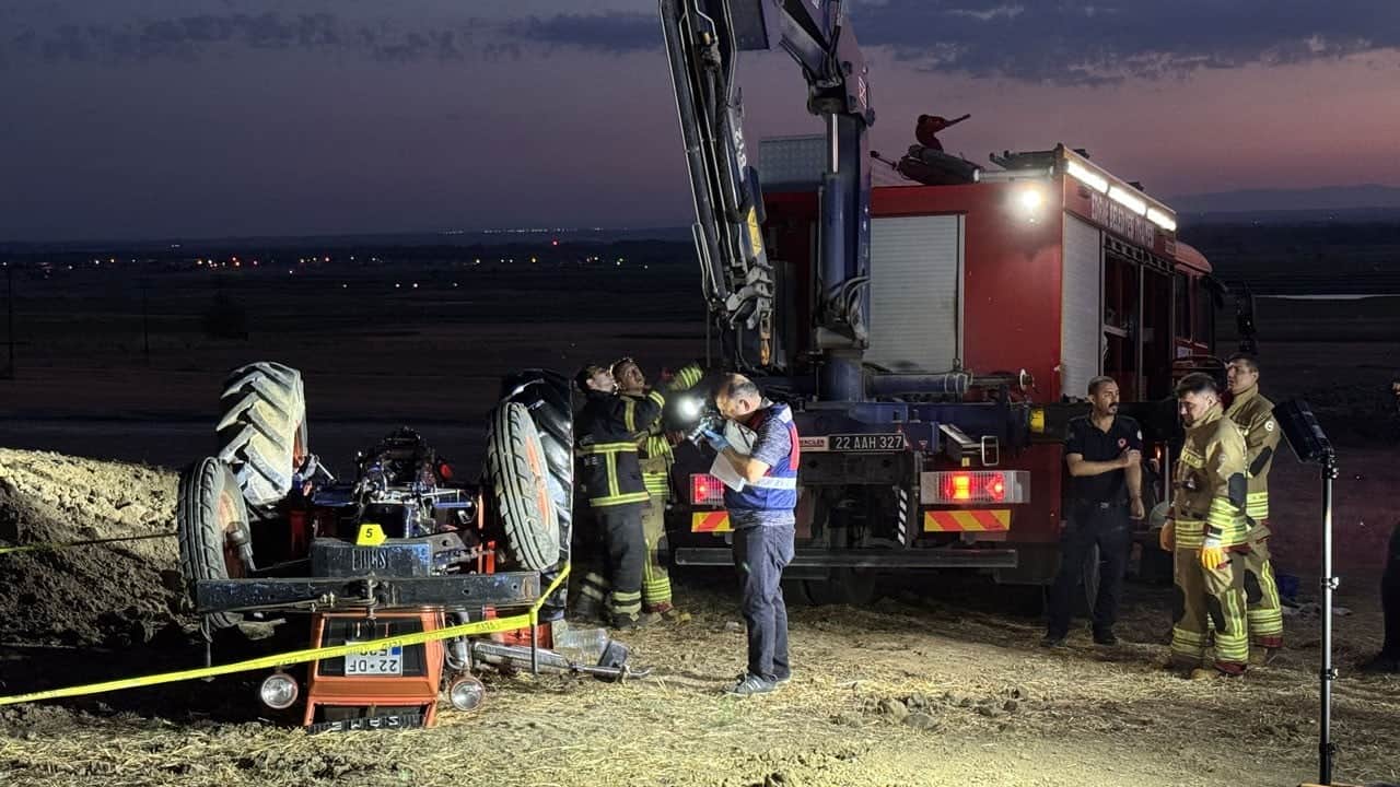 Ekipler cansız bedenleri vinçle çıkarabildi! Traktör devrildi, karı koca altında kaldı