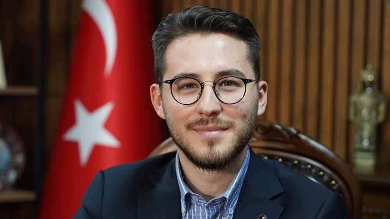 Emir Abi: Gençlere "Türkiye’de kalın" demek yetmez, Türkiye’yi daha da güçlendirmeliyiz