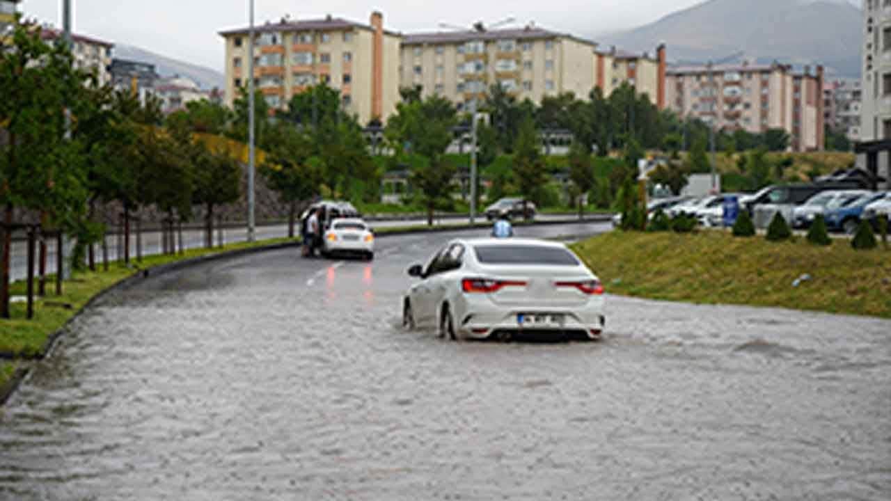 Erzurum'da aniden bastıran sağanak şehri göle çevirdi! Sel ve fırtına ulaşımı felç etti!