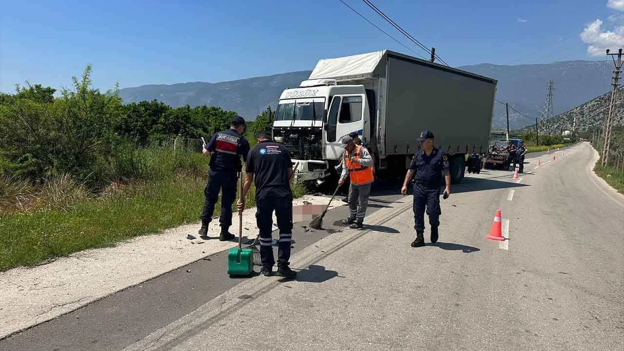 Finike’de feci kaza! 17 yaşındaki genç motosikletçi hayatını kaybetti!