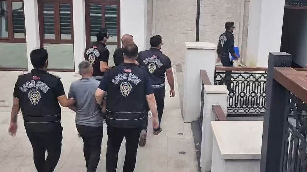 Galatasaray ihbar etti, emniyet tepelerine bindi! Karaborsa simsarı 3 kişiye gözaltı