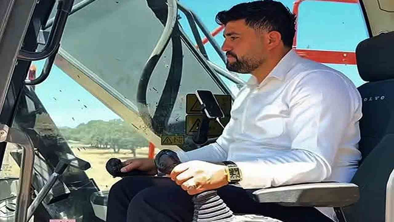 Gaziantep'te Meclis üyesinden örnek davranış: İş makinesine geçip yol çalışması yaptı