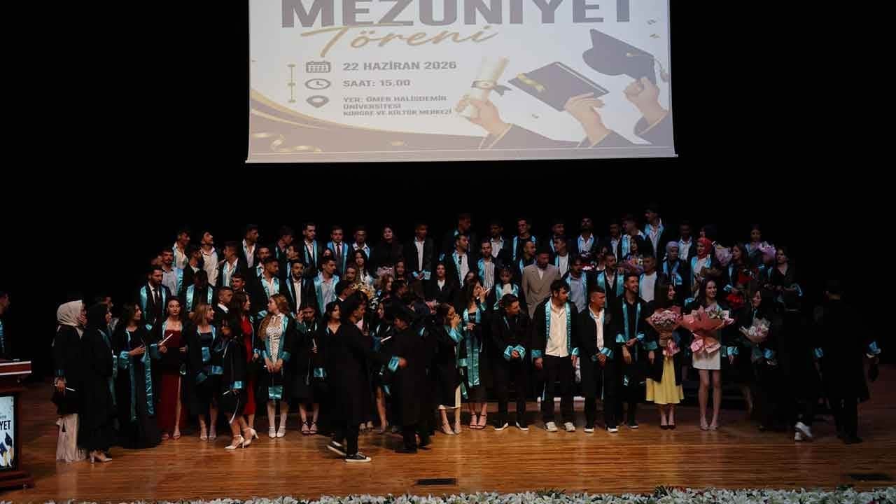 Geleceğin spor eğitimcileri diplomalarını aldı! Niğde Ömer Halisdemir Üniversitesi'nde mezuniyet gururu!