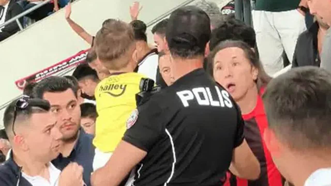 Gençlerbirliği maçında forması zorla çıkarılan minik taraftara Fenerbahçe’den büyük jest
