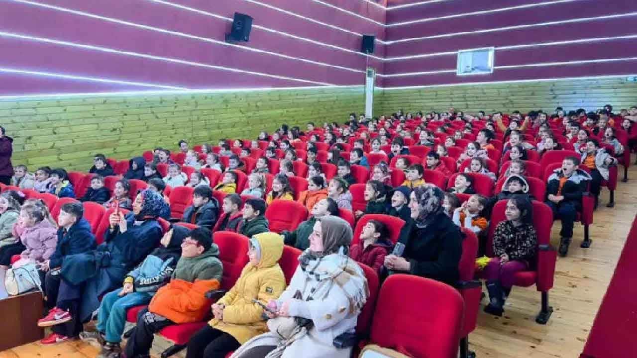 Gençlik ecdadın izinde! Sinoplu lise öğrencileri destanlarımızı sahnede canlandırıyor!