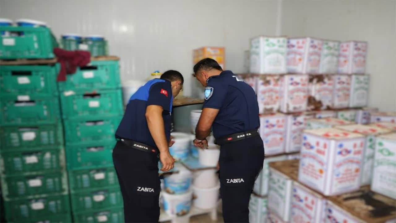 Gıda teröristleri bu defa 15 ton bozuk süt ürünü ile Antalya’da ortaya çıktı