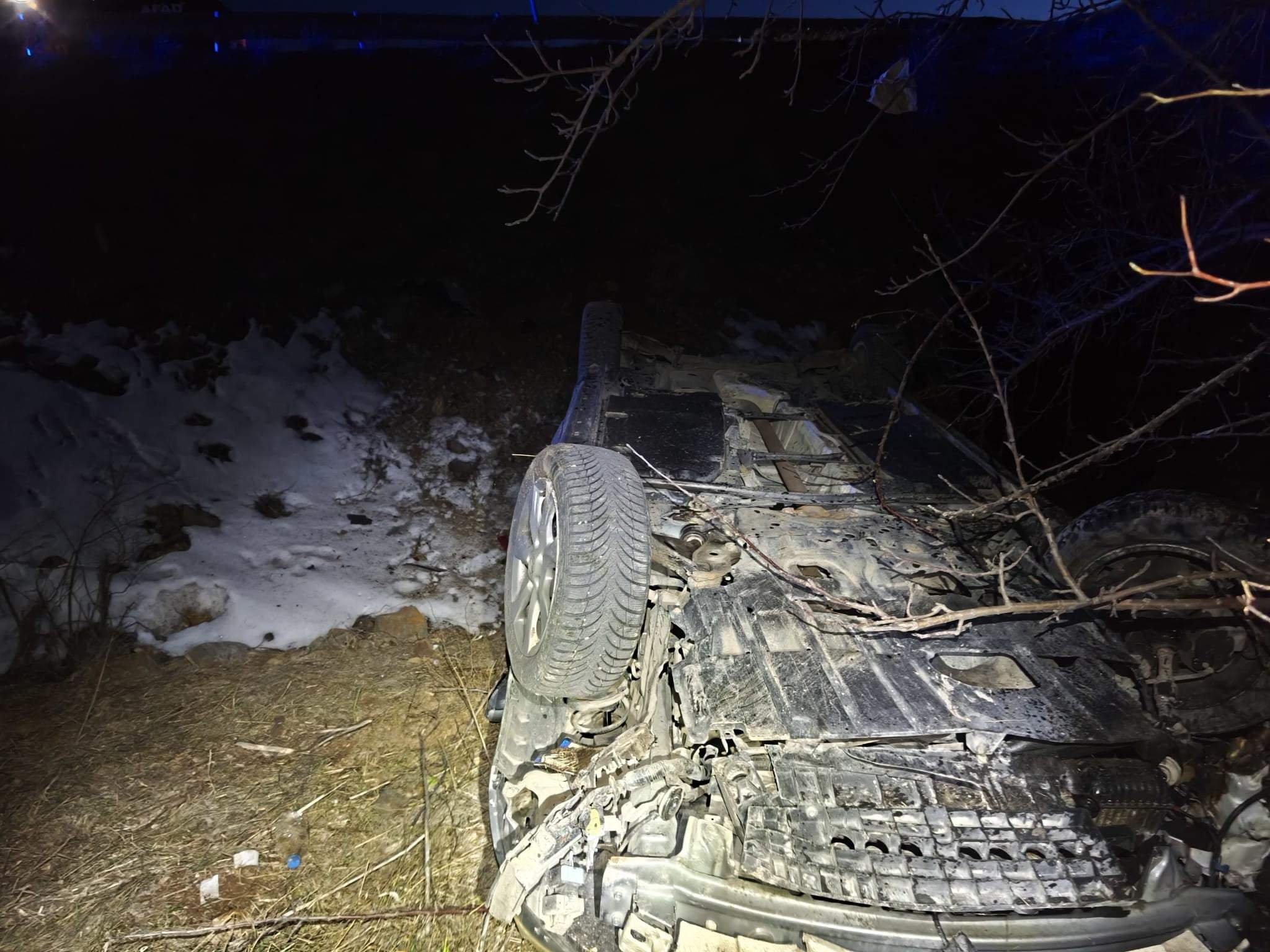 Gümüşhane'de otomobilin dere yatağına devrildiği kazada 2 kişi yaralandı