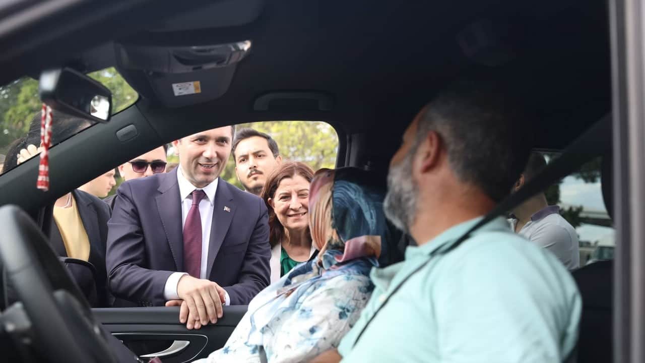 Gurbetçilere sınır kapısında muazzam karşılama! AK Parti'den vuslat yolundaki vatandaşlara tam destek!
