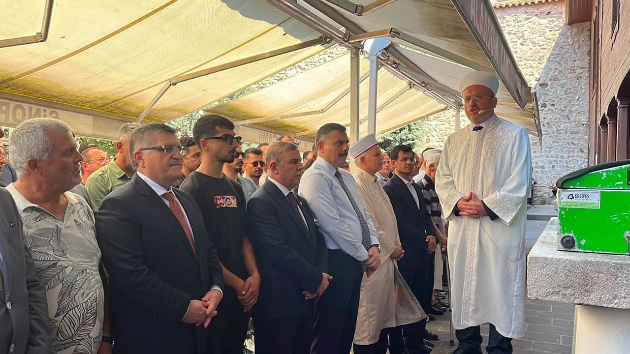Hafız bakan, acılı vatandaşın yanına koştu