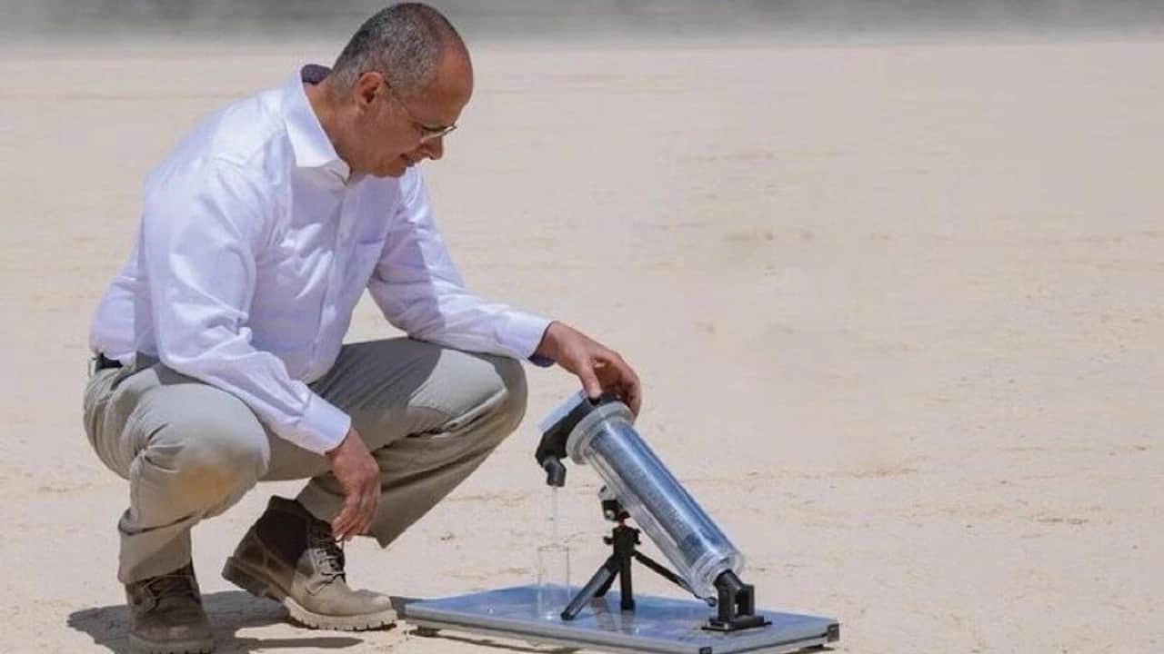 Havadan su üreten cihaz yaptı: Çölde bile elektriksiz çalışıyor!