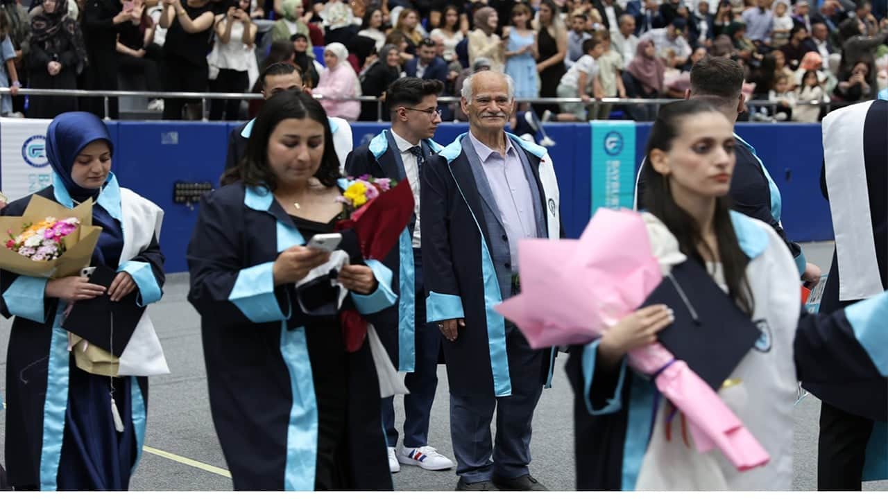 Hayalini gerçekleştirdi 75 yaşında üniversite mezunu oldu