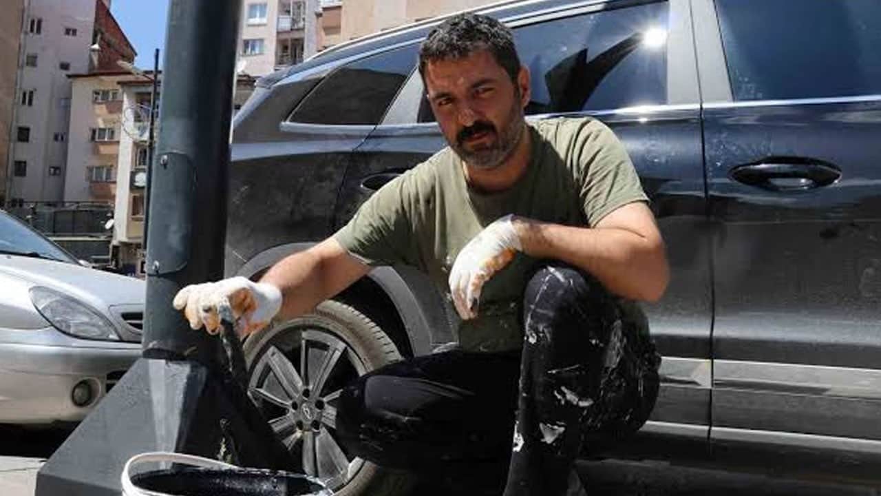 "Herşey belediyeden beklenmez" dedi, paslı direkleri kendi boyadı! Böyle vatandaşa helal olsun!