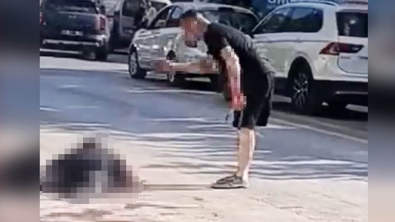 Husumetlisini bıçaklayan caninin kan donduran görüntüleri… Öldürdüğü yetmemiş başında bağırıp çağırmış!