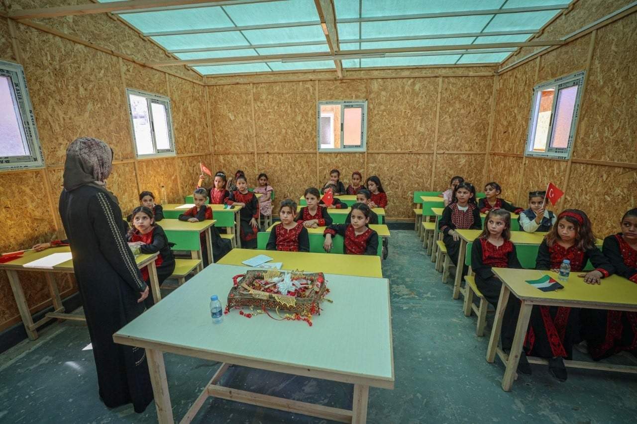İHH Gazze’de sahra okulu açtı