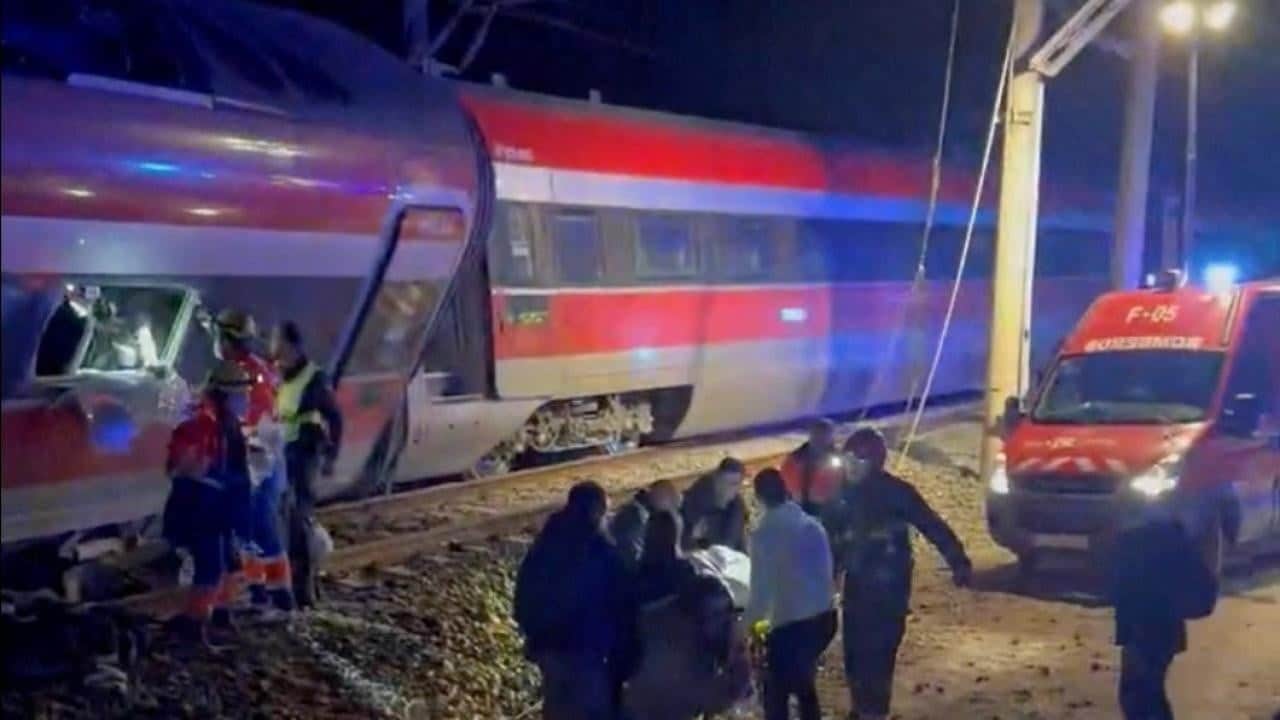İspanya’da tren faciaları bitmiyor: Katalonya’da duvar raylara çöktü, makinist hayatını kaybetti!