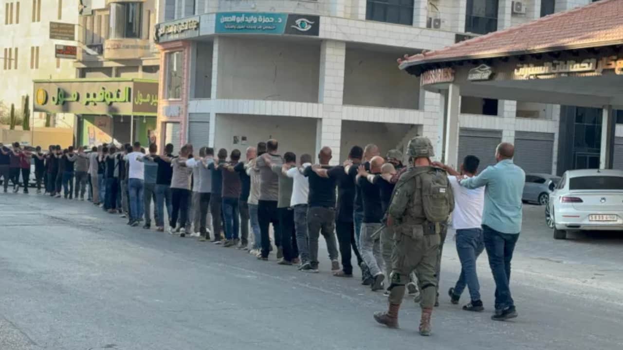 İsrail işgal güçleri Batı Şeria'da 35 Filistinliyi gözaltına aldı