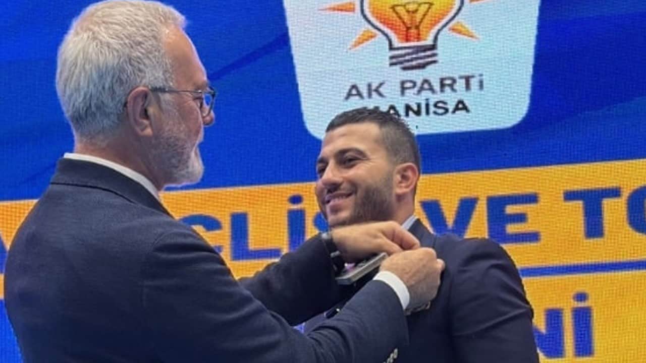 İYİ Parti'nin belediye başkan adayıydı; yanında yüzlerce kişi ile AK Parti'ye katıldı