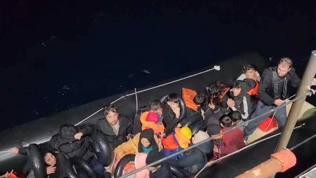 İzmir açıklarında 104 düzensiz göçmen bulundu