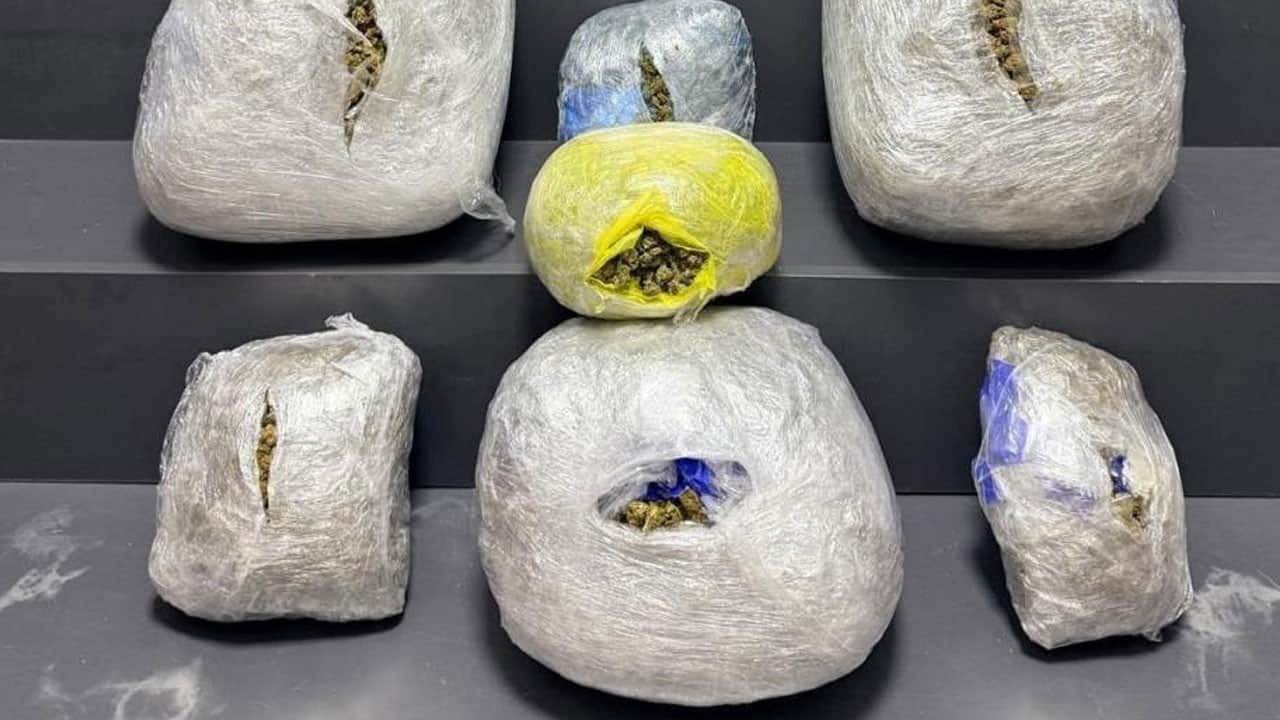 İzmir'de şüpheli araçtan 15 kilo uyuşturucu ele geçirildi
