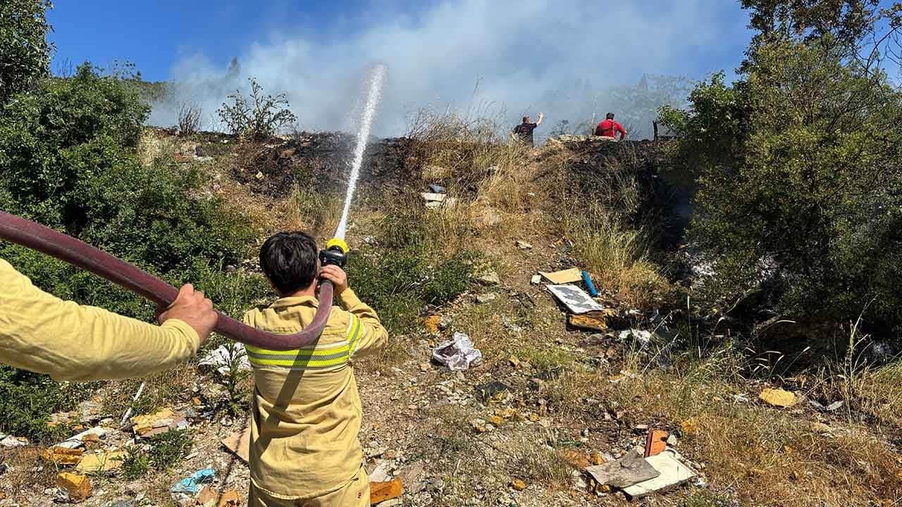 İzmit’te ağaçlık alanda korkutan yangın! Ekipler alevleri söndürmek için zamanla yarışıyor!