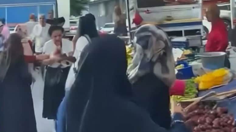 Kadın müşterinin kafasını kalasla yardı! Maganda pazarcı tutuklandı, tezgahları mühürlendi