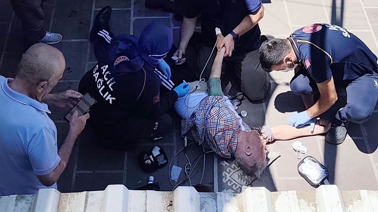 Kalp krizinden ölen arkadaşının cenazesinde kalp krizi geçirdi