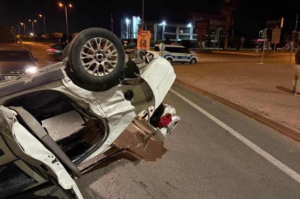 Kamyonla çarpışan otomobil takla attı