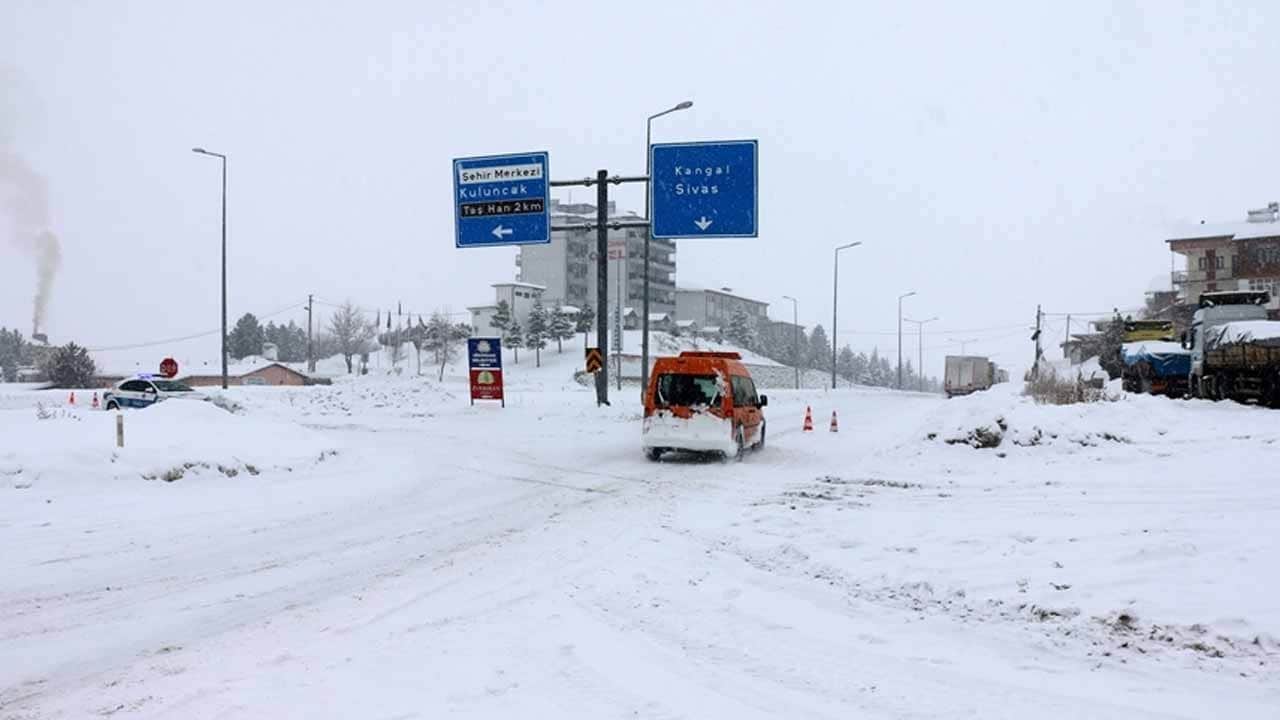 Kapanan yolda perde açıldı! Karla mücadelede son durum