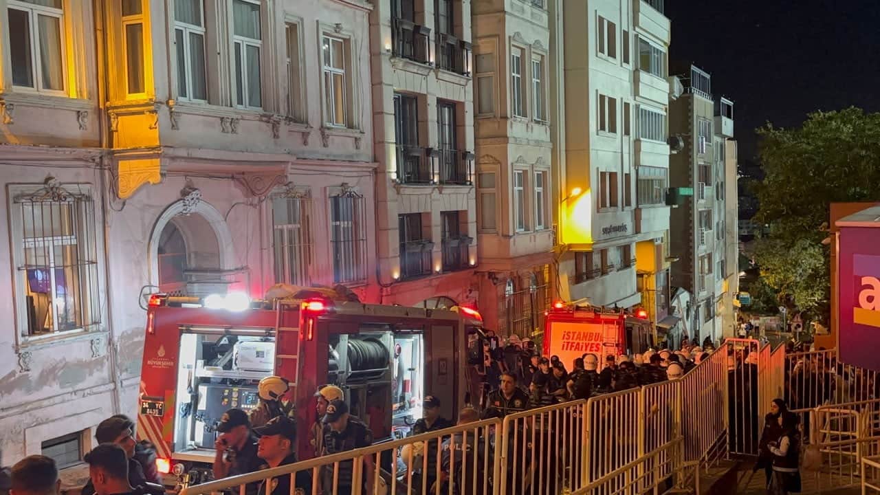Kasımpaşa-Trabzonspor maçı sırasında yaşandı! Maçta patlatılan havai fişek eve isabet etti