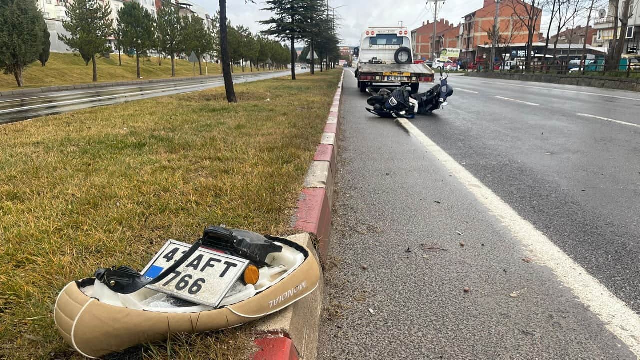 Kavşakta çarpıştılar! Motosikletteki 2 kişi ağır yaralı