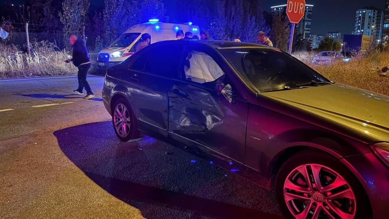 Kayseri'de feci kaza: Motosiklet otomobile çarptı, 1'i ağır 4 yaralı