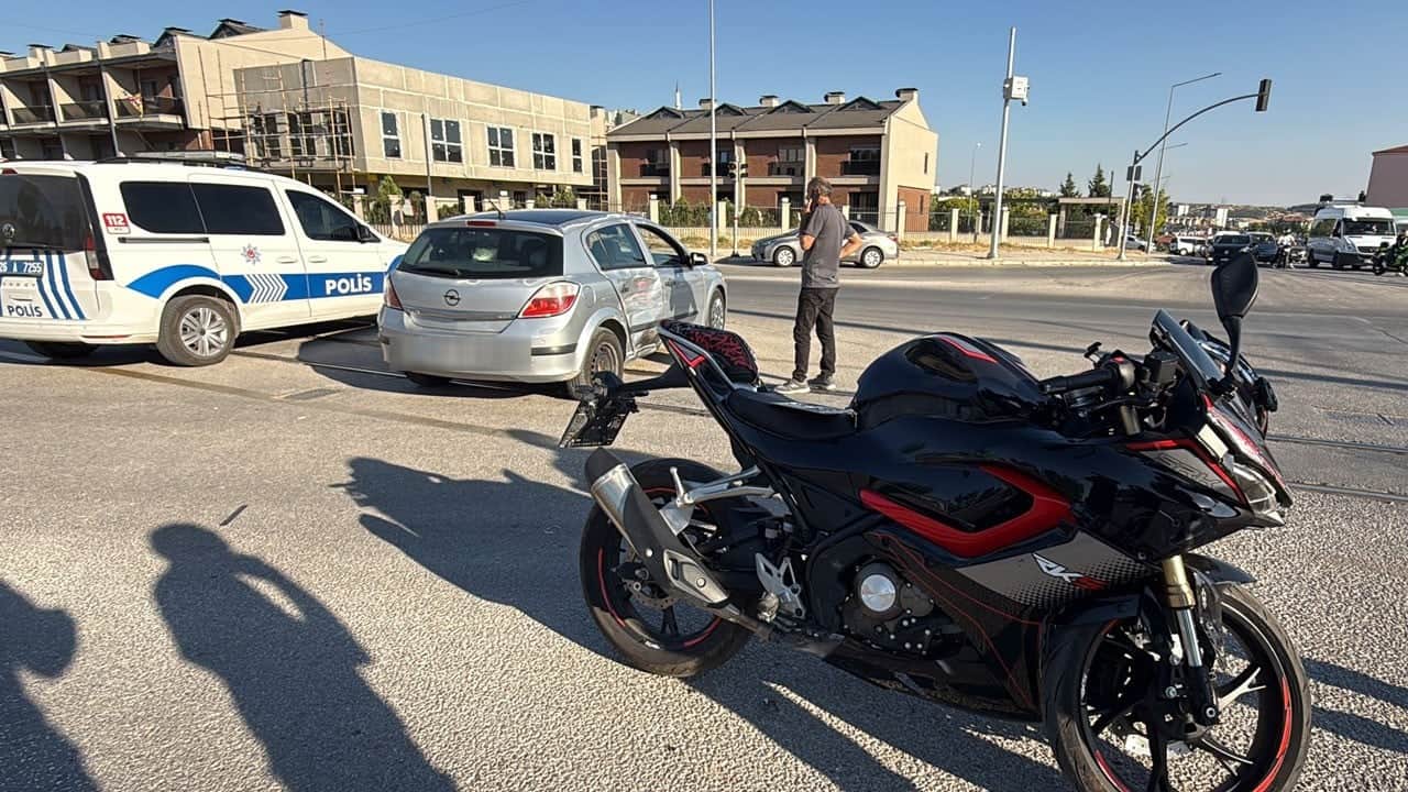 Kazayı görüp motosikletini durdurdu! Yaralı sürücü için sağlık ekiplerine yardım etti