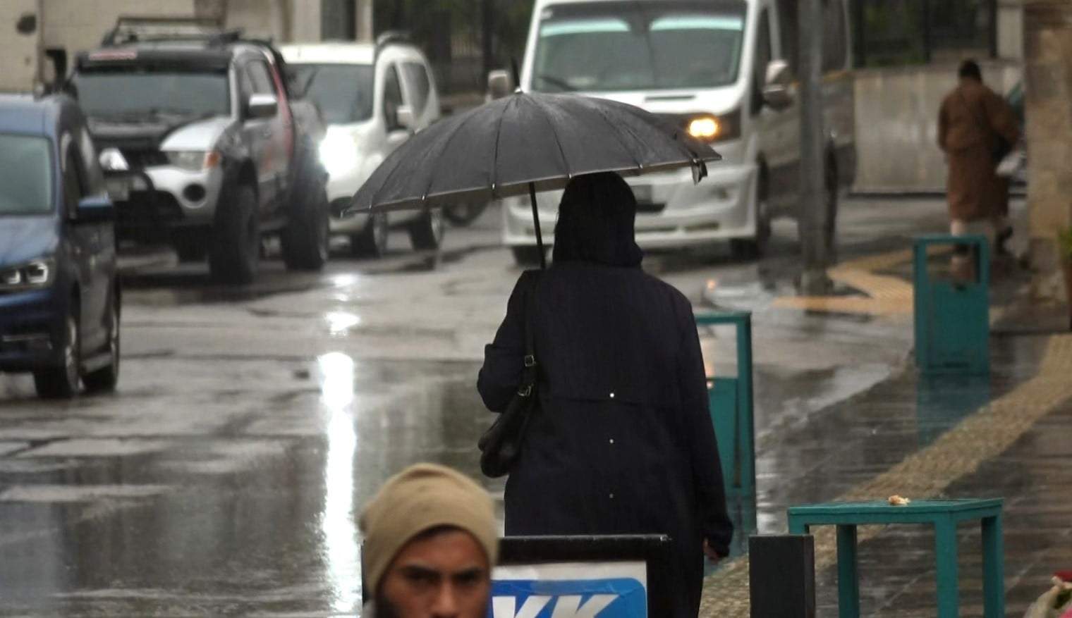 Kilis'te görüş mesafesi sıfıra indi! Sağanak ve sis trafiği felç etti!