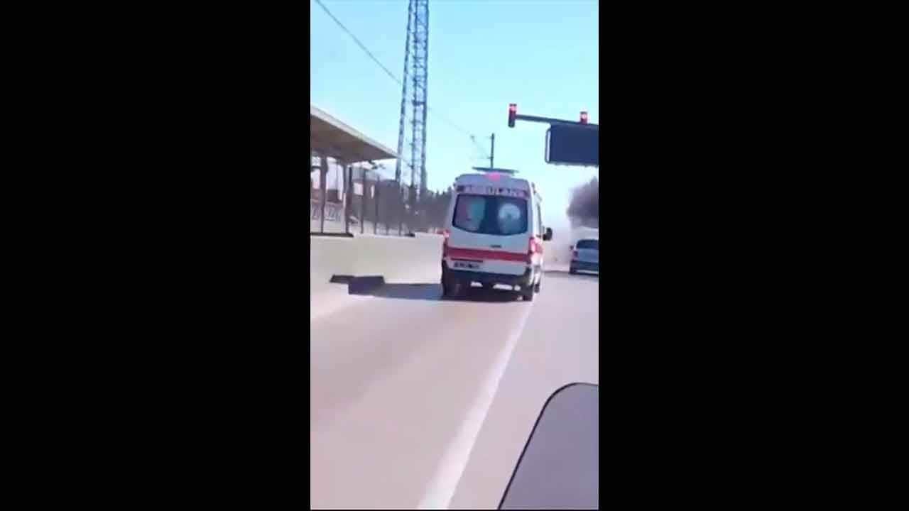 Kırmızı ışıkta faciadan dönüldü! Bursa’da zincirleme kaza kamerada