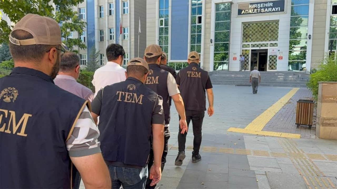 Kırşehir merkezli operasyonunda 8 FETÖ’cü yakalandı