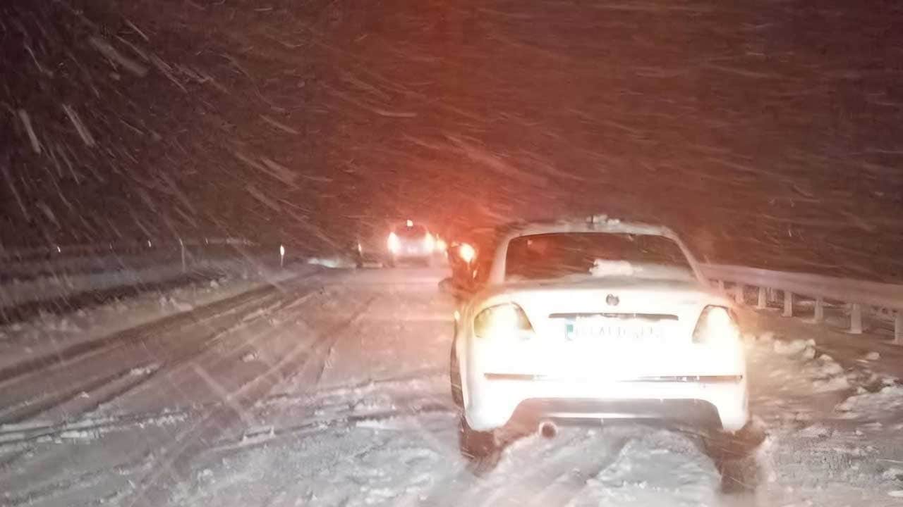 Kış geri geldi! 3 ilçede eğitime kar engeli