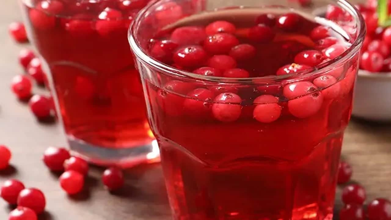 Kızılcık suyu hem karaciğeri tertemiz yapıyor, hem de toksinleri uzaklaştırıyor! Kadınların cildini gençleştiriyor