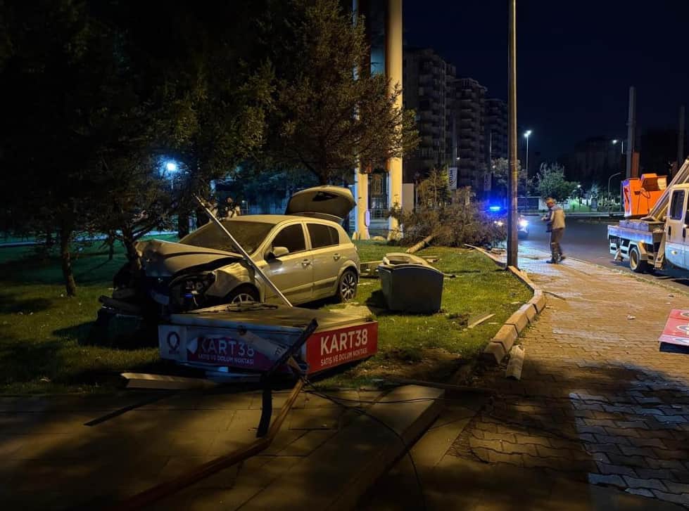 Kontrolden çıktı, parkı savaş alanına çevirdi!